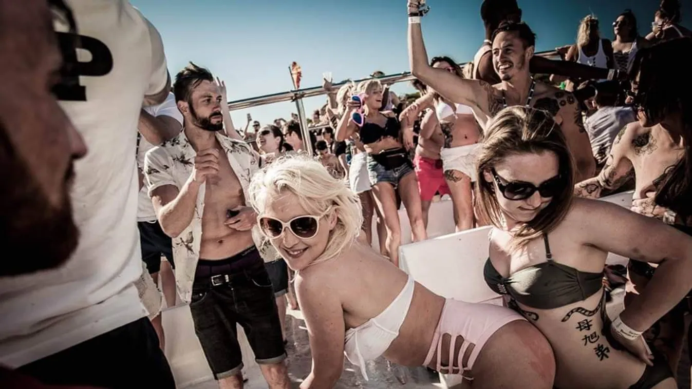 Orgia a hajón: a fiatal ittas lányok egymásról tépték le a fürdőruhát +18-as képek