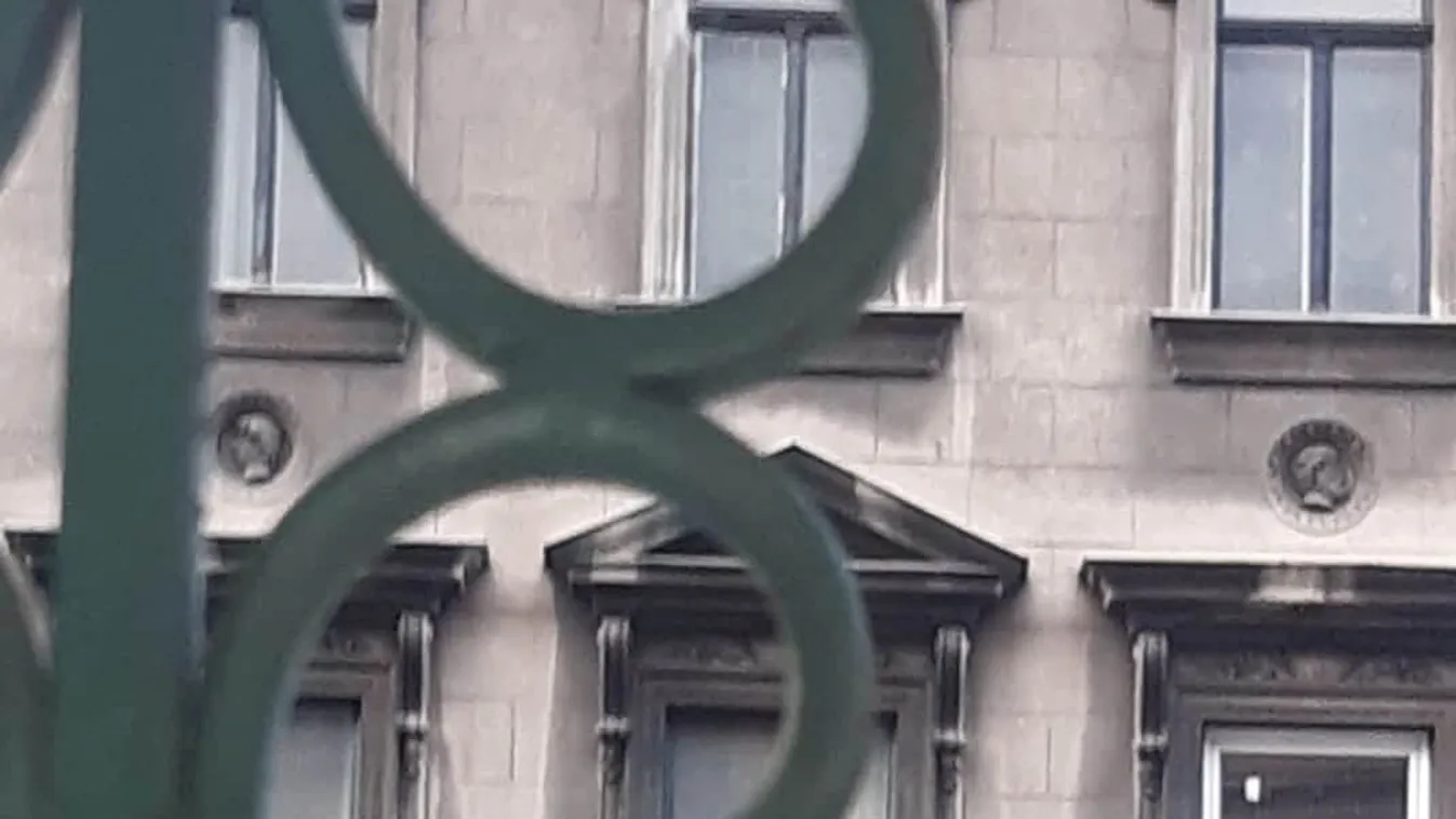 Gyomorforgató: egy férfi az erkélyről vizelt a járókelőkre a Rákóczi úton - fotó