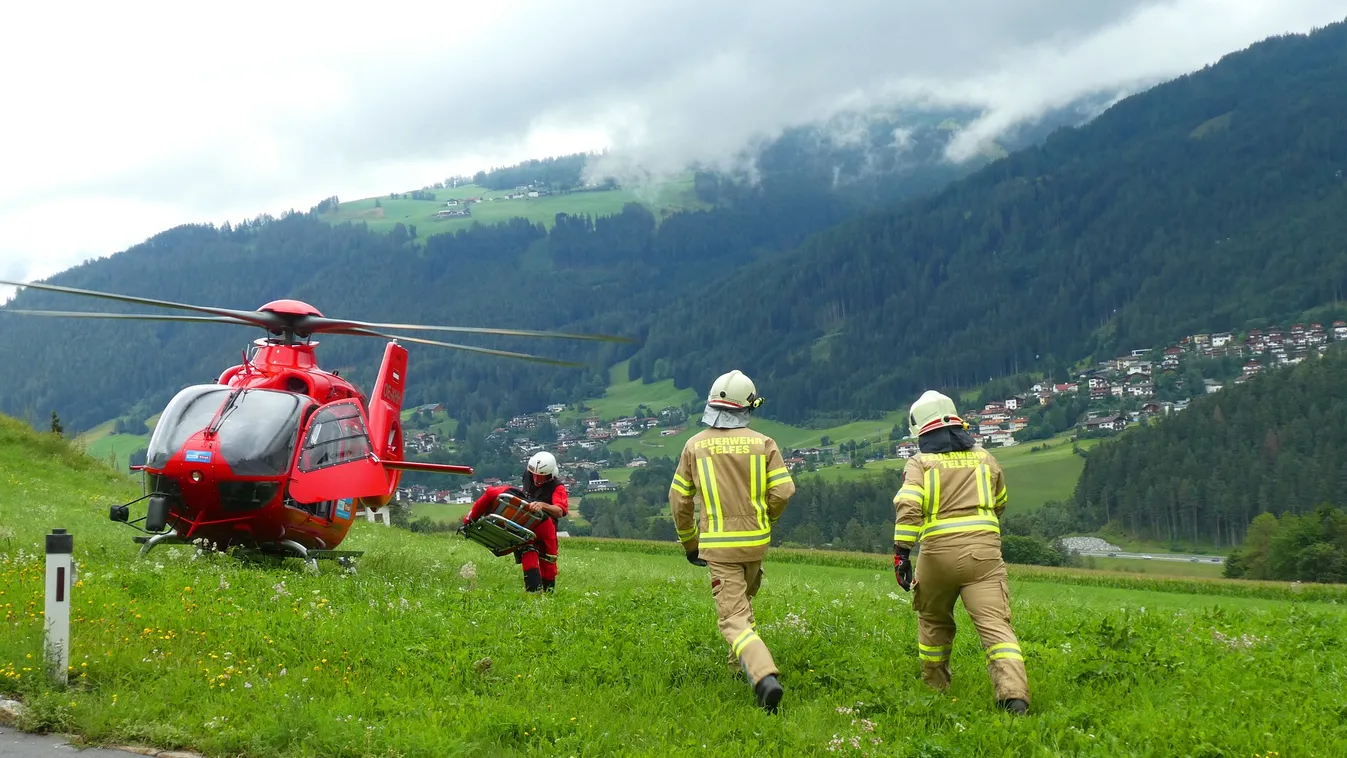 Mentőhelikoptert is riasztottak: 3 éves kisfiút gázolt el egy kocsi – fotó