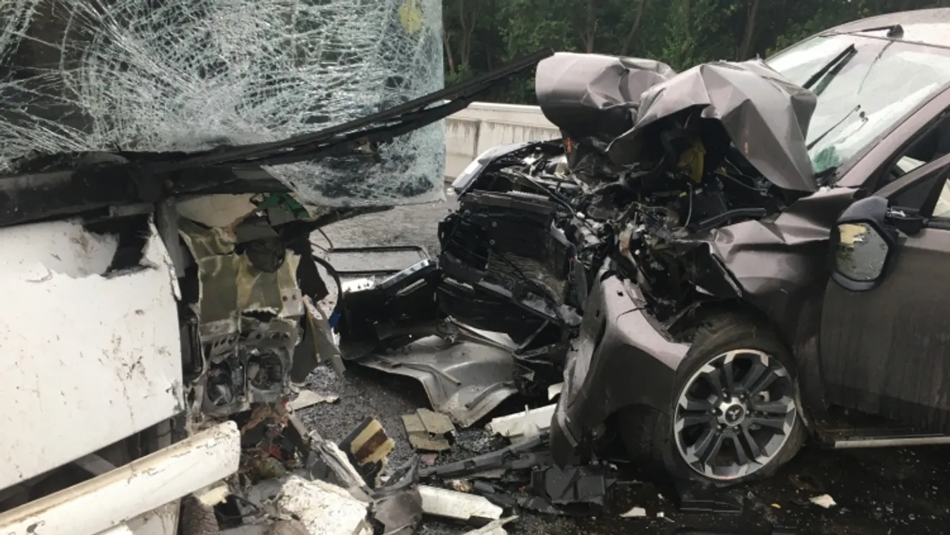 Megrázó képet kaptunk a debreceni buszbalesetről: többen megsérültek