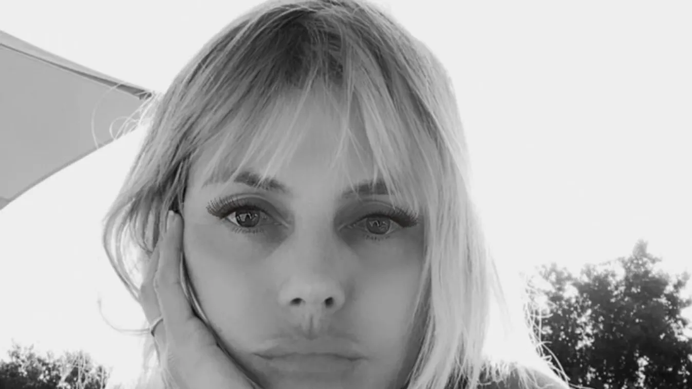 Hoppá, kikandikált edzés közben a 47 éves sztáranyuka fekete tangácskája - Fotó