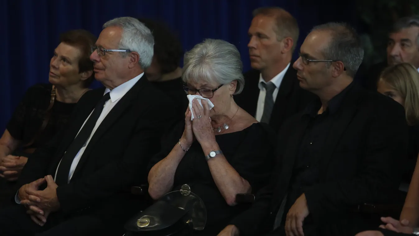 Végigzokogta a temetést Bálint gazda özvegye - Fotók