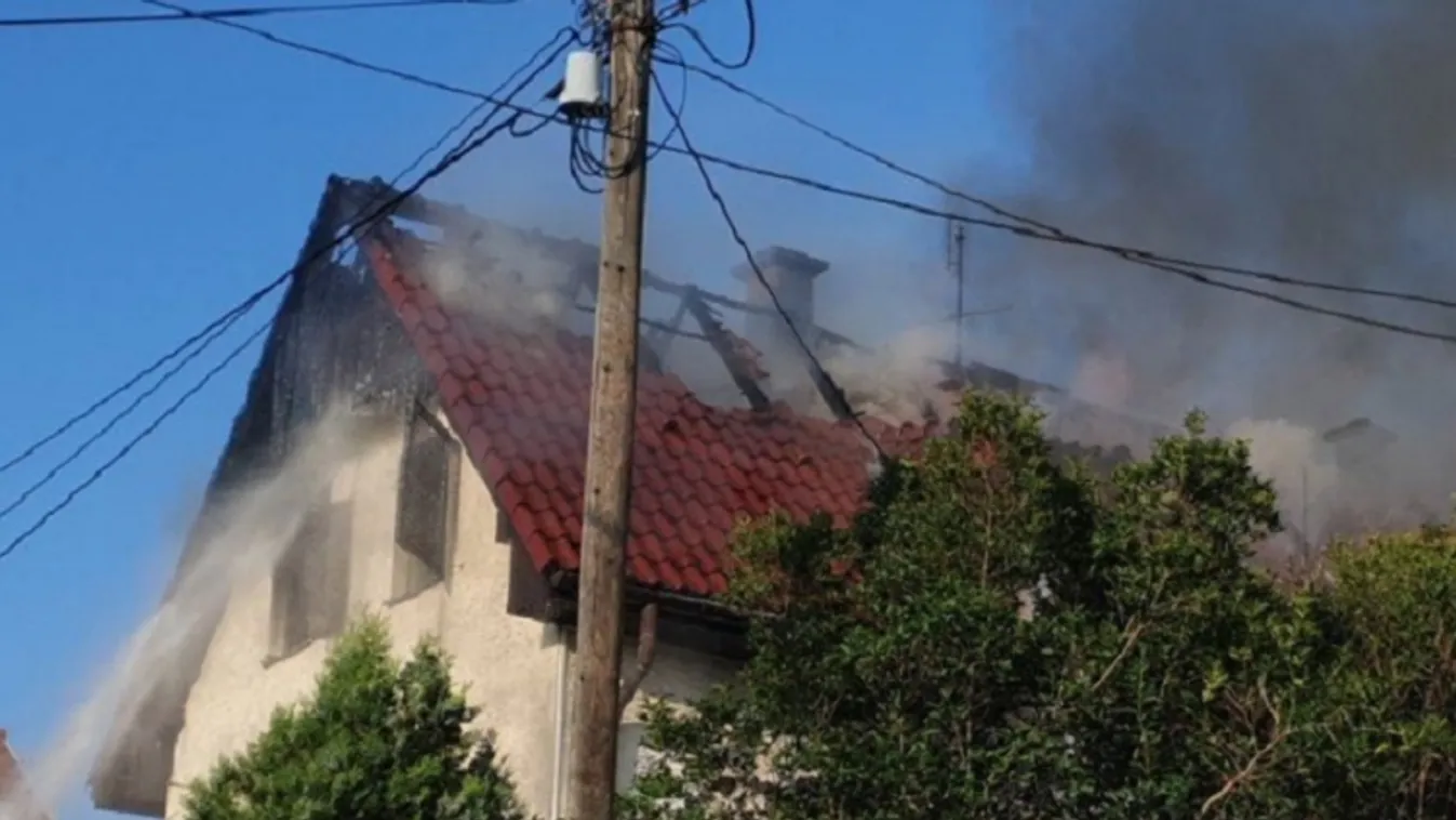 Drámai pillanatok: égő házban rekedt egy anya és gyermeke - így szabadították ki őket a lángok fogságából