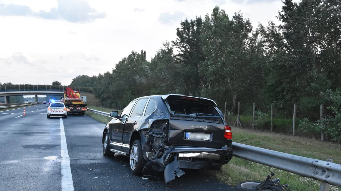Teljesen összetört, rokonok vigyáznak a leállósávban elgázolt Rajmond édesanyjára