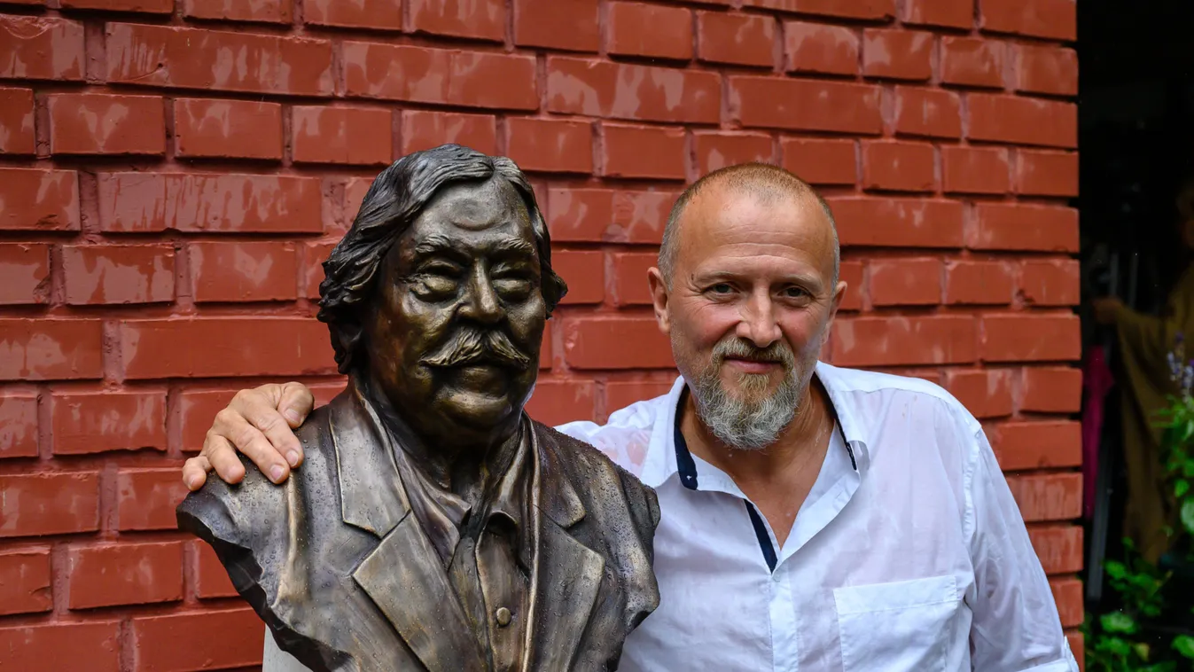 Lenyűgöző részletek: Így készült Csukás István mellszobra