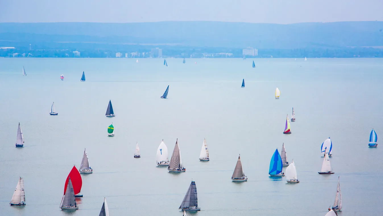 Felborult egy vitorlás 4 emberrel a Balatonon – Így zajlott a mentés