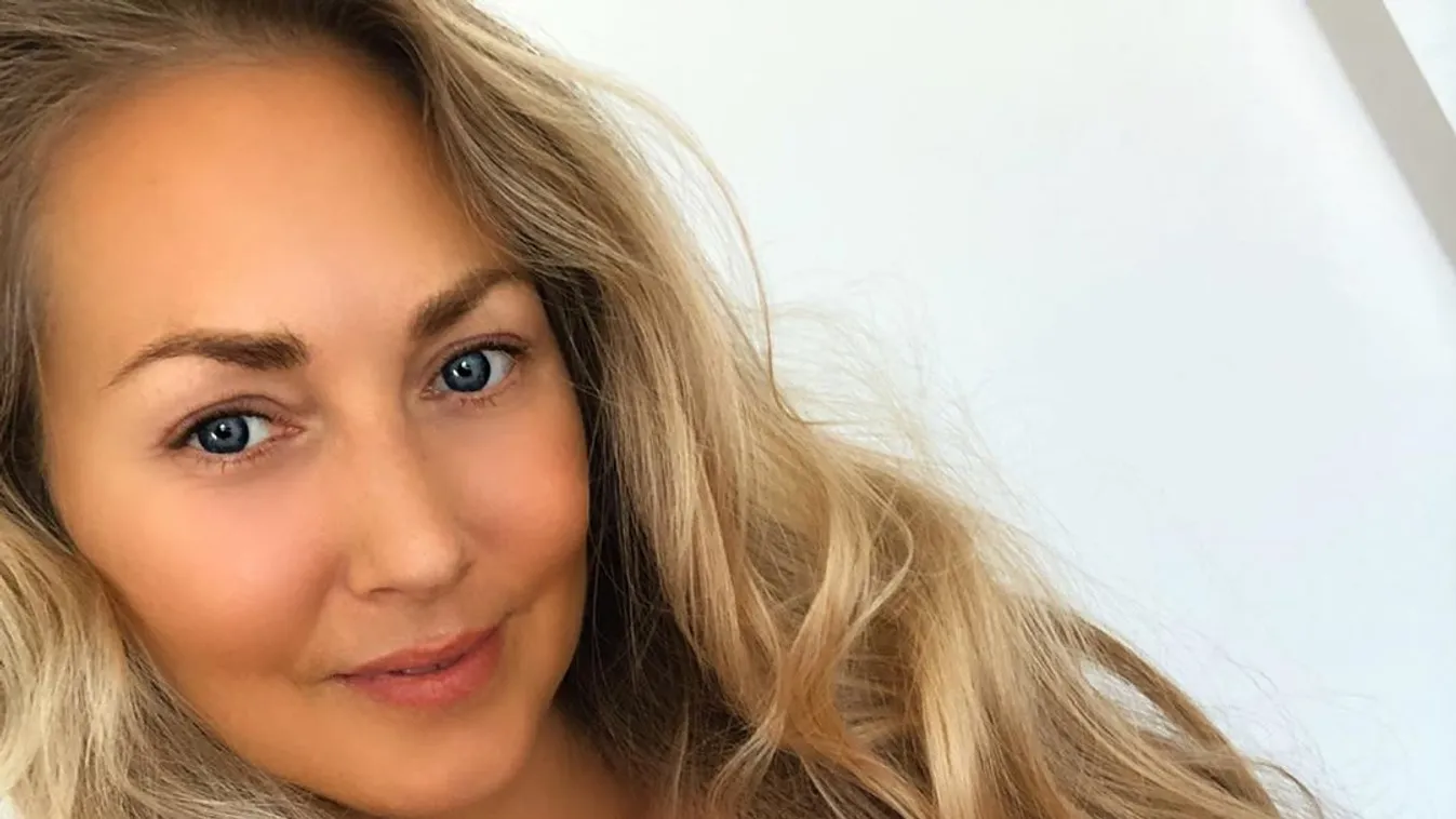 Semmit sem takaró ruhában villantotta meg almamelleit a focistafeleség