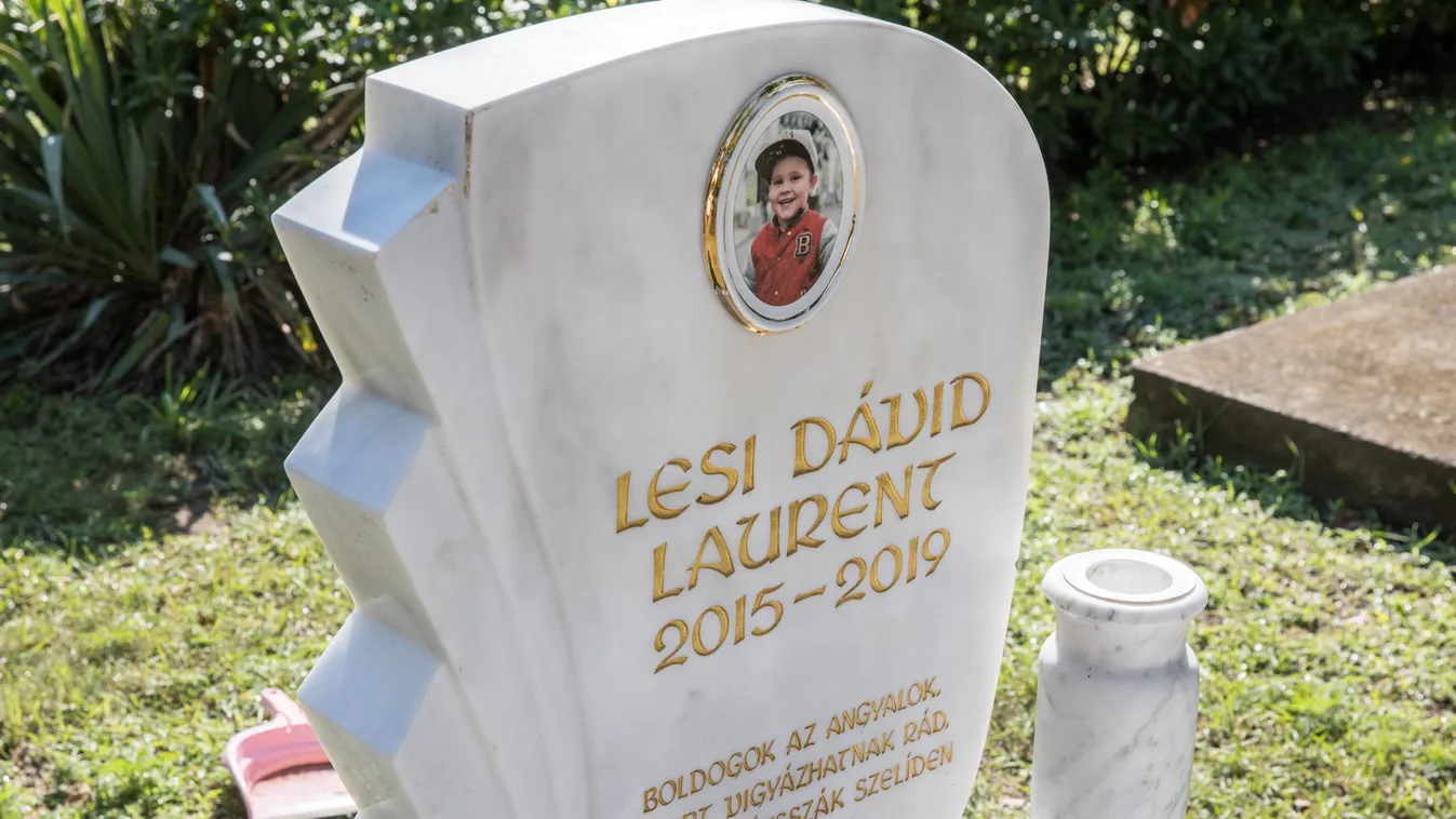 Részeg férfi törte össze L.L. Junior kisfiának síremlékét - Fotó
