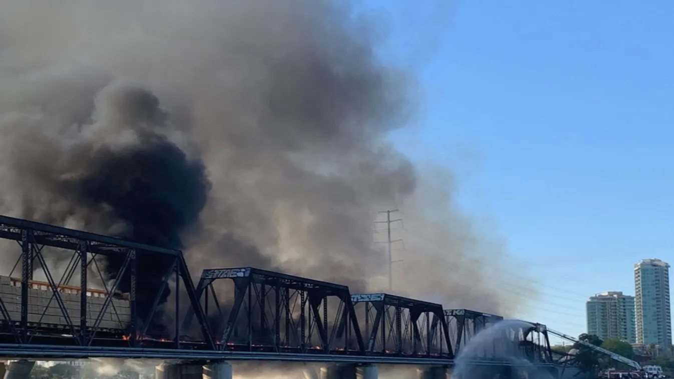 "Ez maga a pokol" - sokkoló felvételek érkeztek a vonatbalesetről: minden lángokban állt, összeomlott a híd