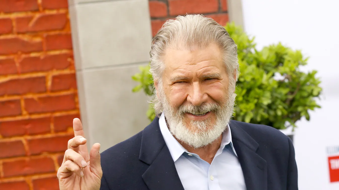 Megdöbbentő képek készültek az utcán a sztárszínészről, intim helyen matatott - Fotók