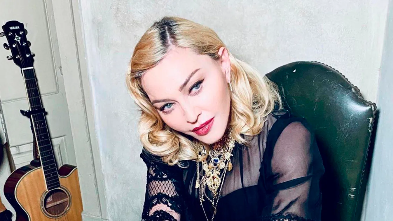 A 61 éves Madonna járni nem tud, de a meztelenkedés még megy neki - Fotó