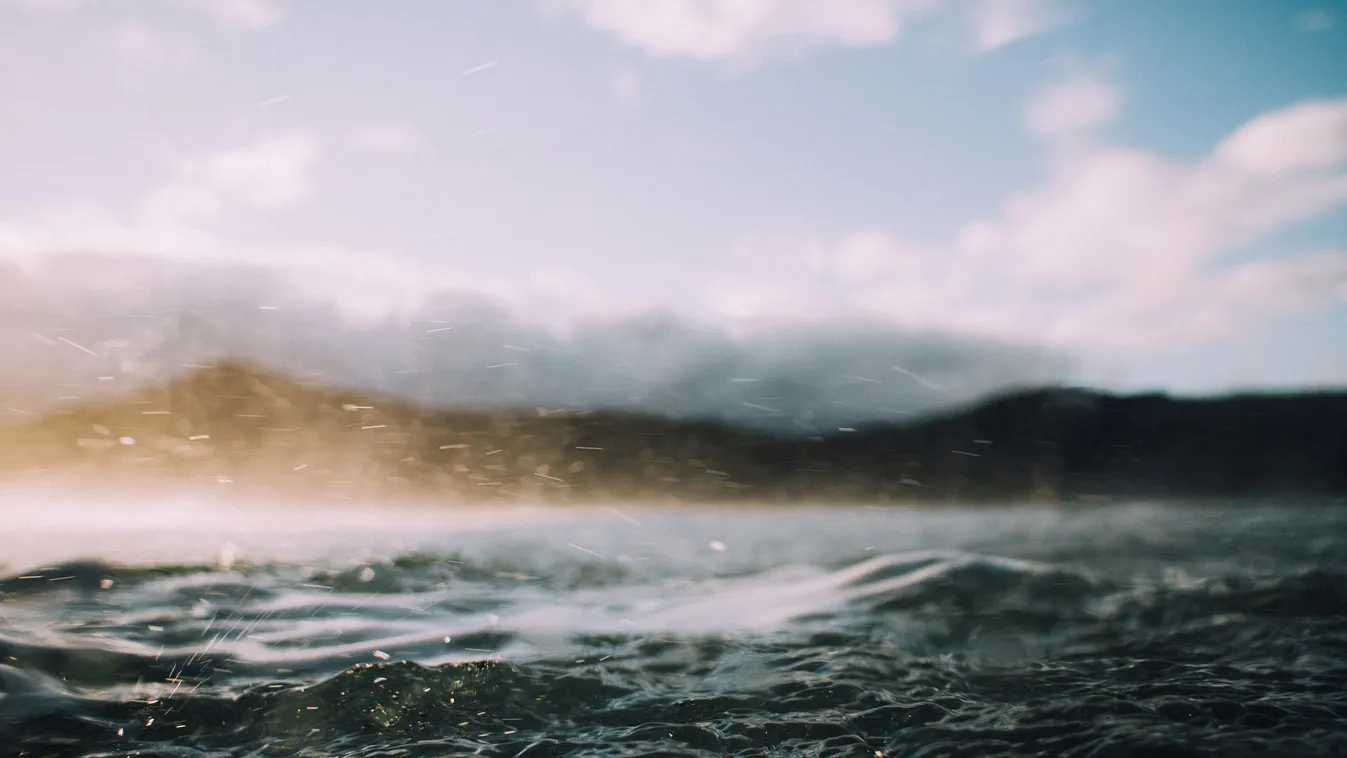 Óvatosan a fürdéssel: ezeken a helyeken lépett életbe a viharjelzés a Balatonon