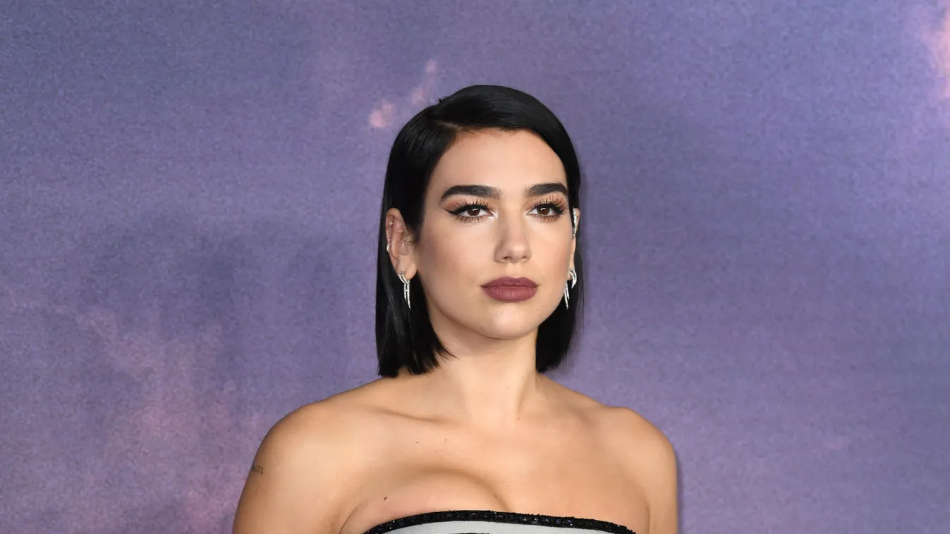 Dua Lipa falatnyi tangában bizonygatja, hogy ő szégyenlős - Fotó