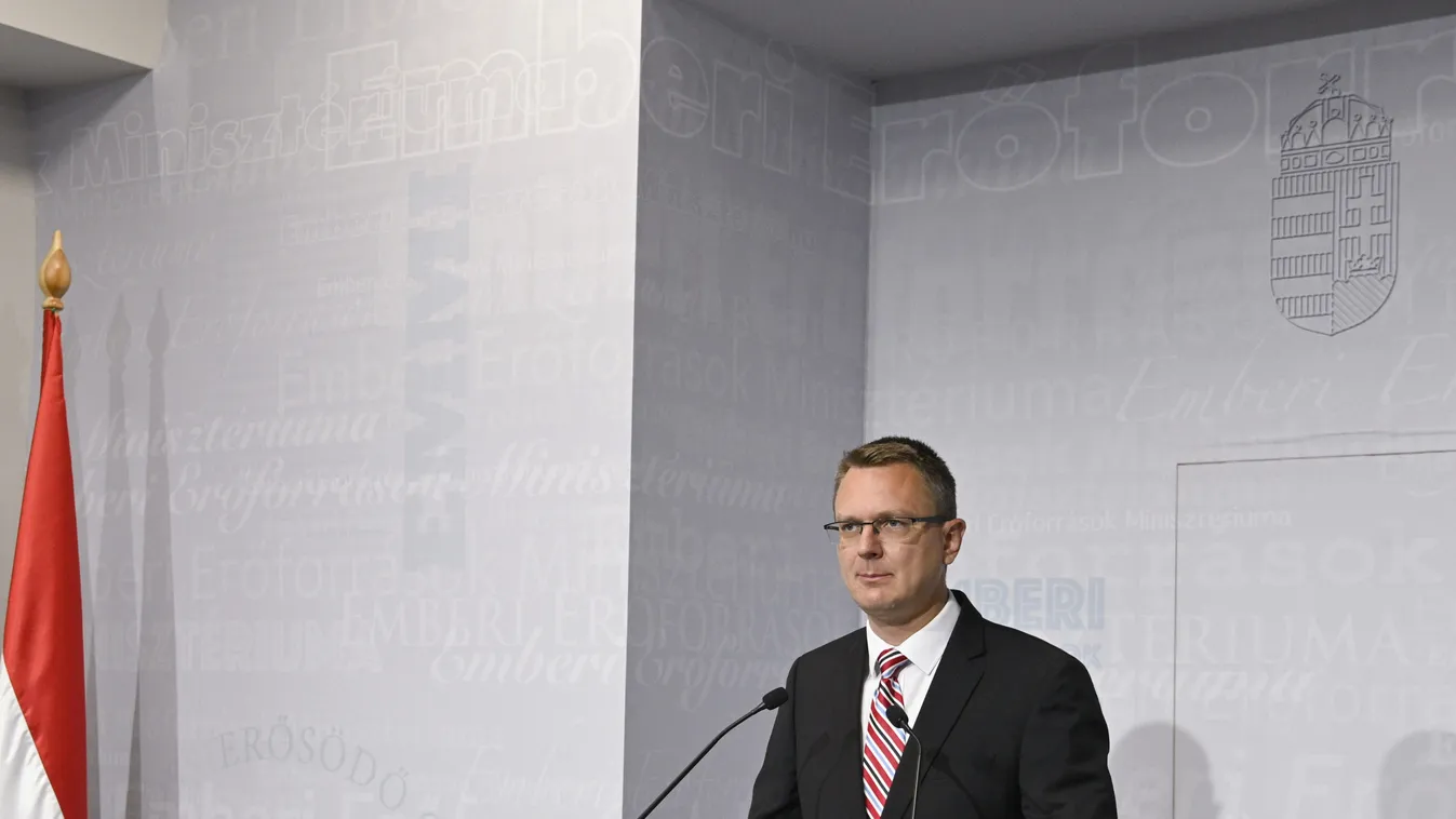 Rétvári Bence: Ingyen jár a tankönyv minden diáknak