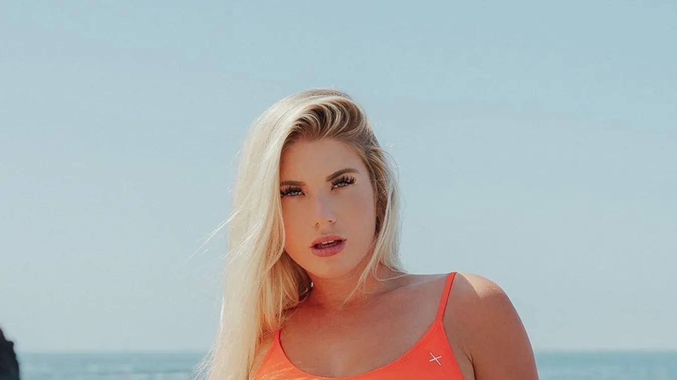 Belepirulsz, ledobta a felsőt a parton a nagy mellű sportolólány