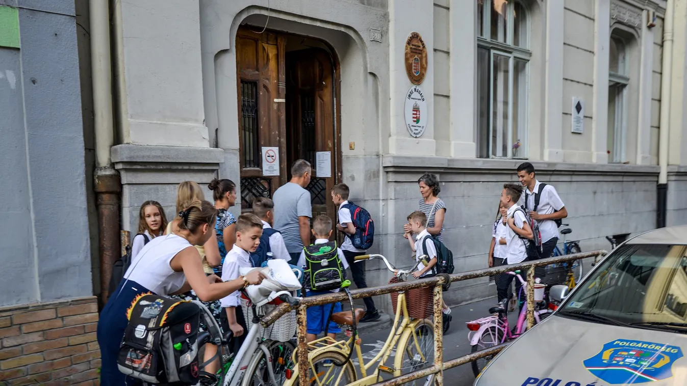 9 órás iskolakezdés? Háborút robbantott ki Karácsonyék ötlete a szülők között