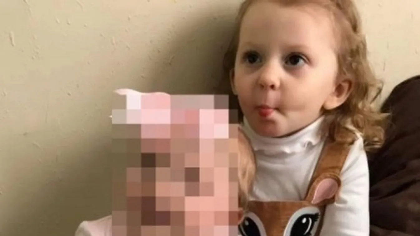 Szívszorító: forró kocsiban meghalt egy 3 éves kislány, kishúga kórházba került