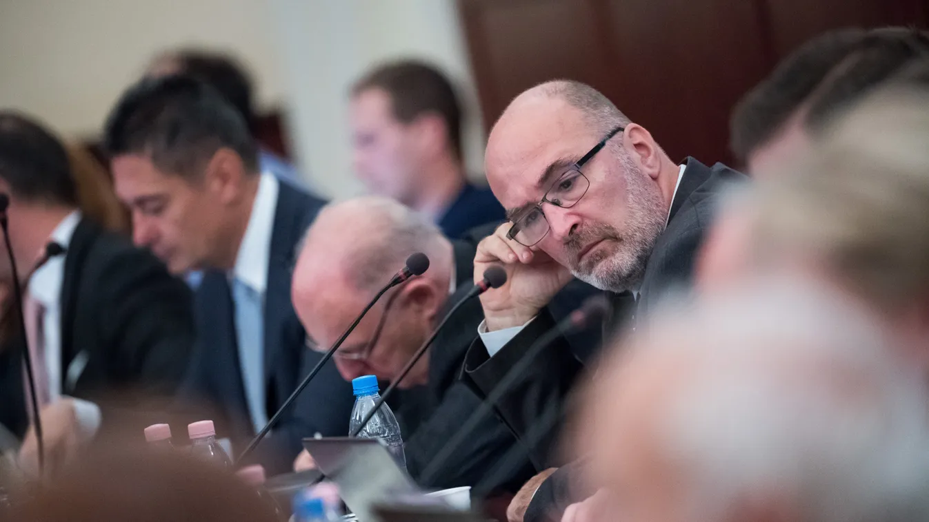 Áll a bál: kopog a szeme a nyugdíjasoknak a VIII. kerületben Pikó András menzaháborúja miatt