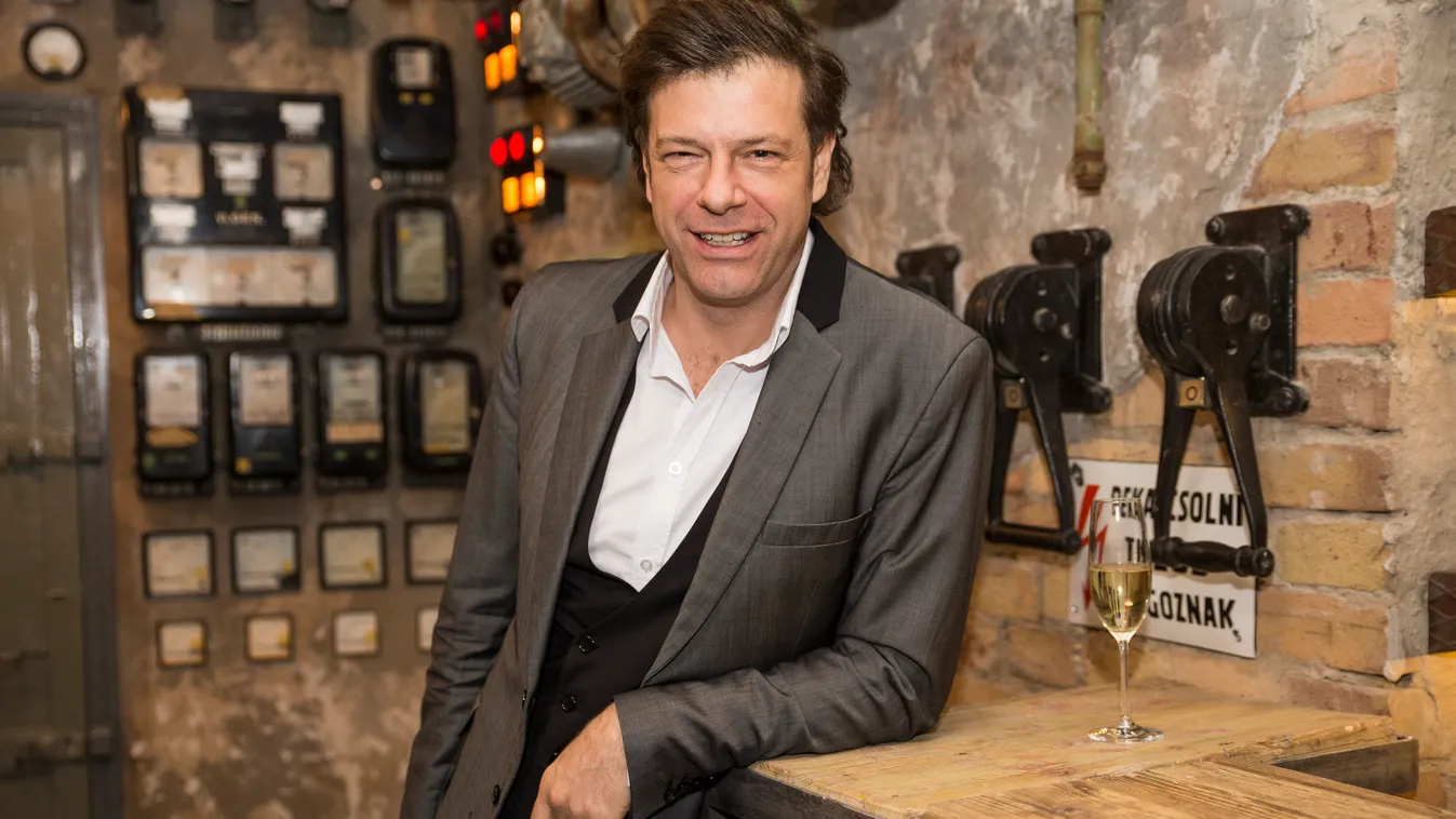 Hoppá, ledobta a felsőjét Tilla