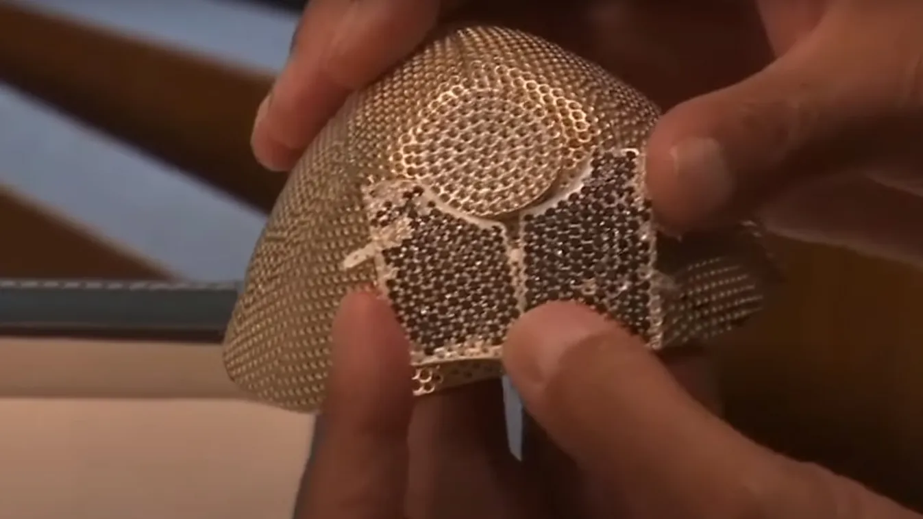 Már csak a koronaékkő hiányzik a koronavírus elleni luxusmaszkról