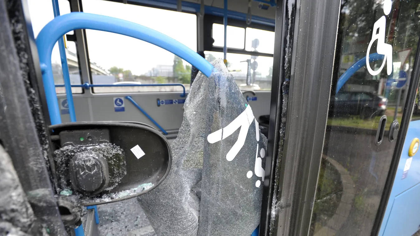 Brutális buszbaleset Budapesten – fotókkal