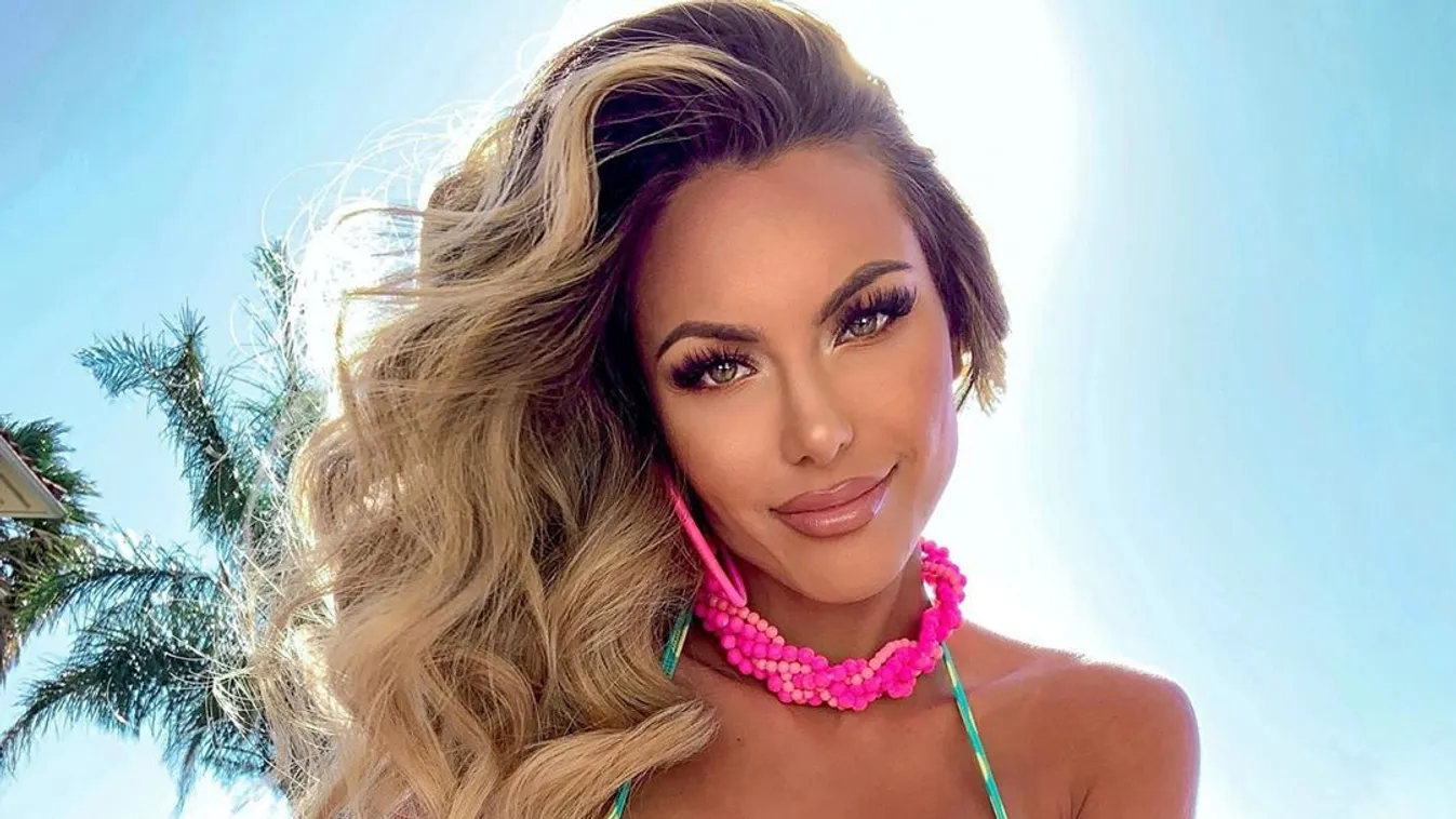 Bugyi nélkül, vetkőzés közben villant a brutál mellű nagykövetasszony