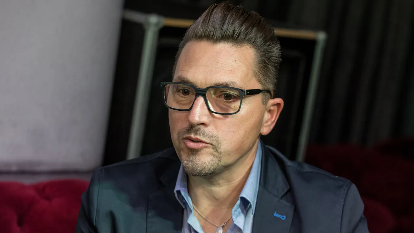 Ritka pillanat: családi fotón mutatta meg gyönyörű gyermekeit Ákos