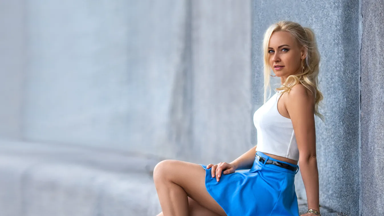 Fehér tornacipő: Őrület, hogy mihez veszik fel újabban a nők