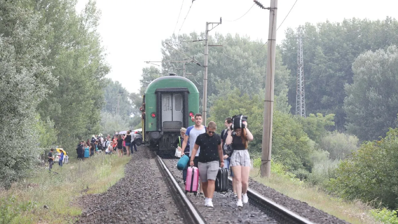 Borzalmas fotók érkeztek a győri vonatbalesetről