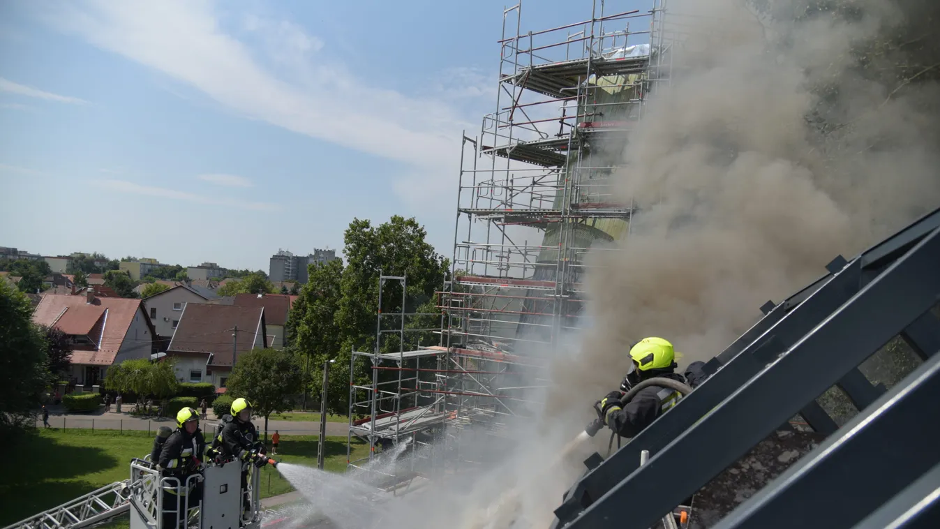 Drámai pillanatok: 30 tűzoltó mentette meg a lángoló Makovecz-templomot - fotók