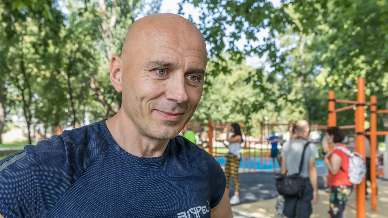 Tündéri fotók: Először mutatta meg a kamerák előtt kislányát a magyar sztár