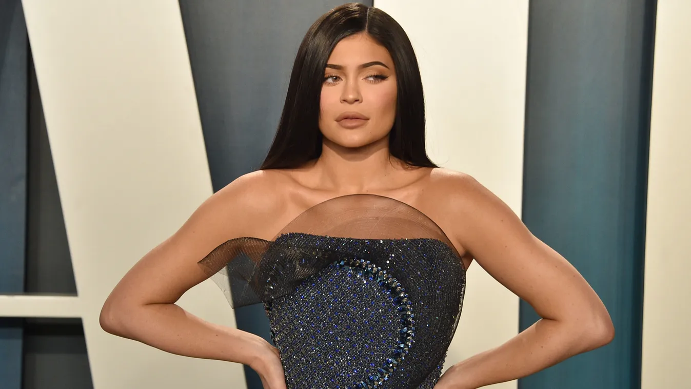 Széthúzta pucér mellein a köntöst Kylie Jenner - Fotó