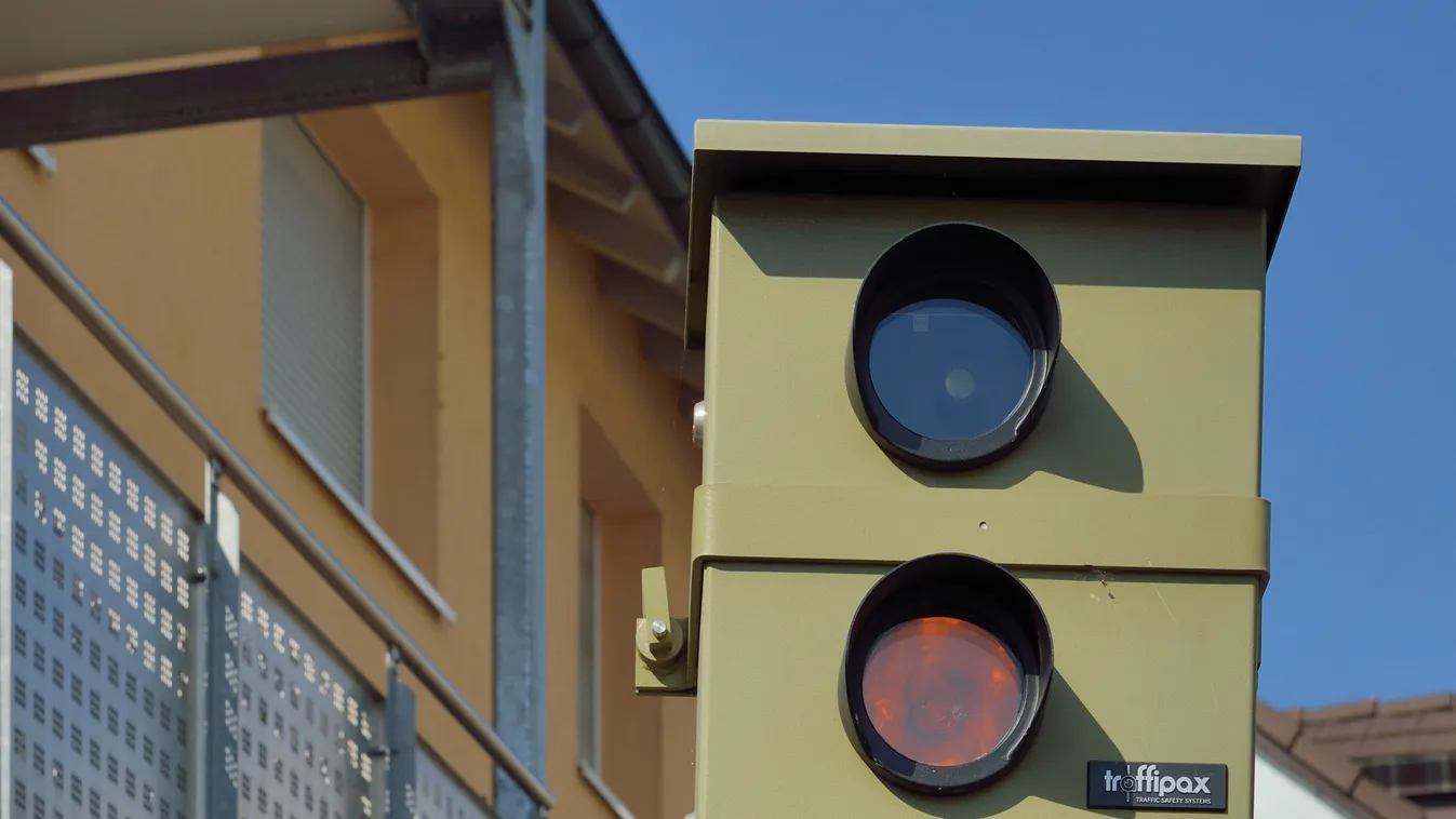 Ez durva: Beintett a rendőrnek, félmillióra büntették - Fotó