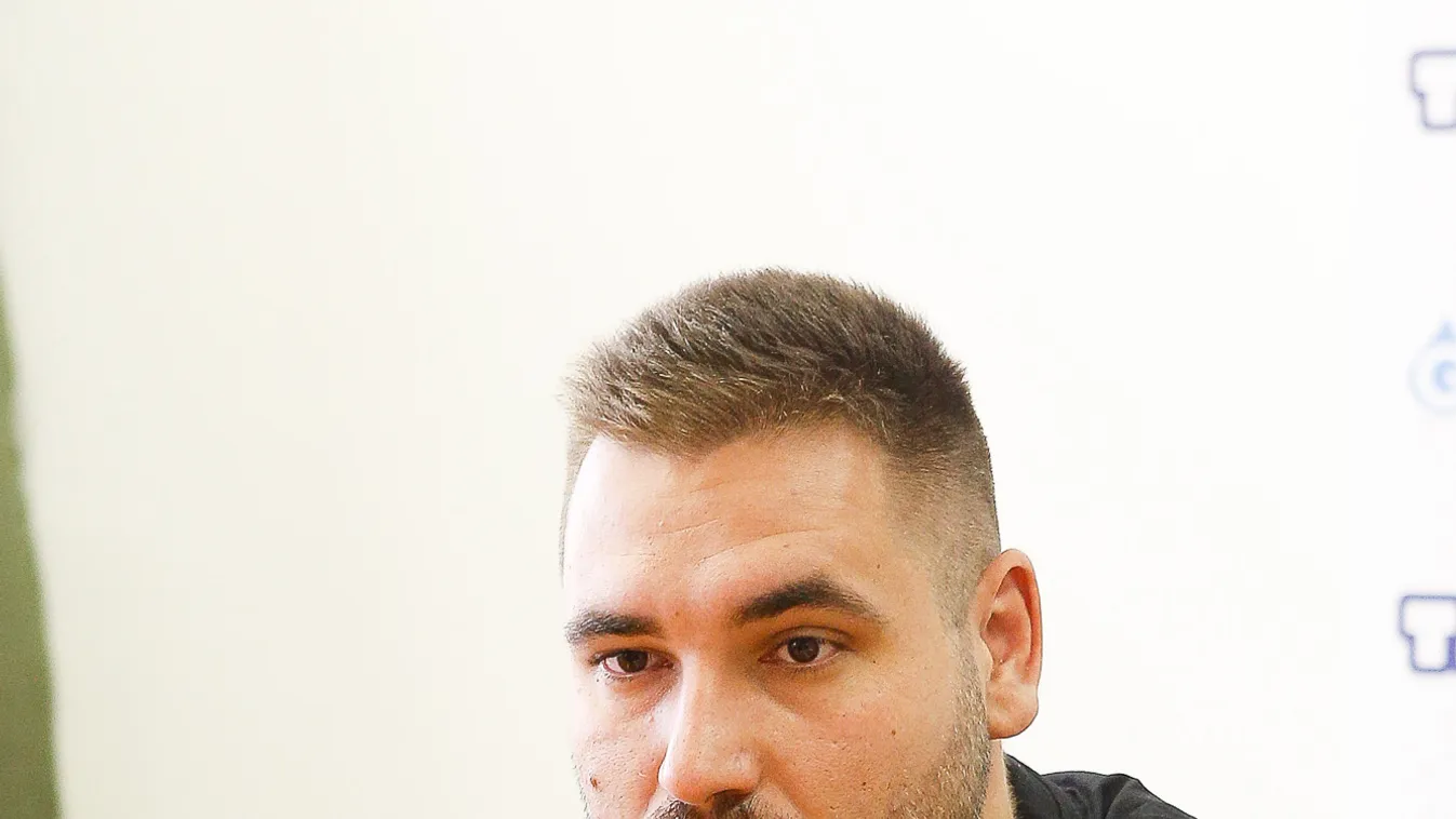 A lángosozó előtt törték be a magyar edző orrát