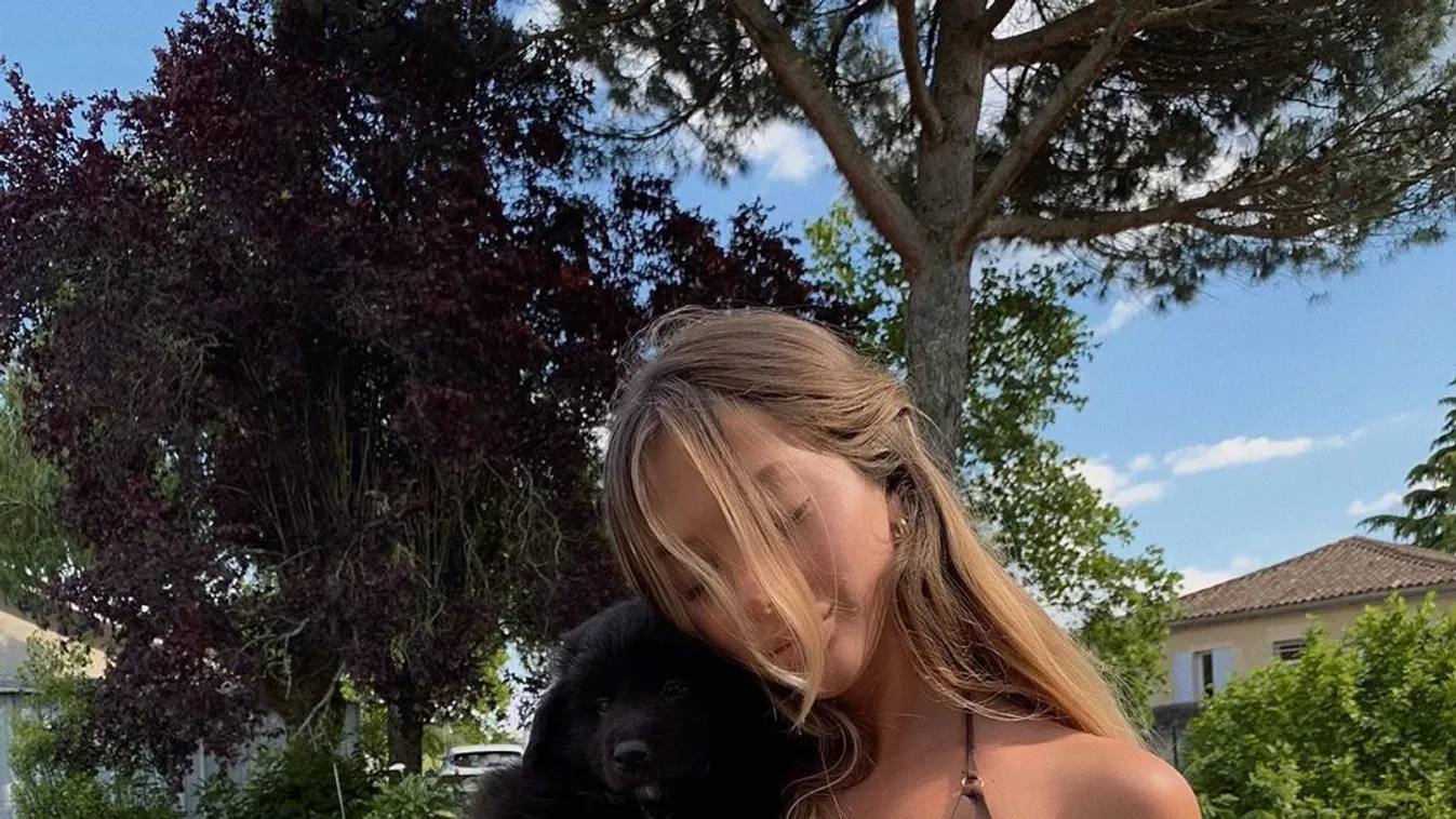 Bugyira vetkőzött kutyasétáltatás közben az almamellű álomnő