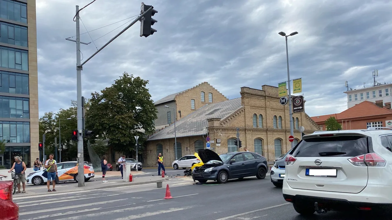 Hatalmas a torlódás a Váci úton: taxis karambolozott egy kocsival - fotók