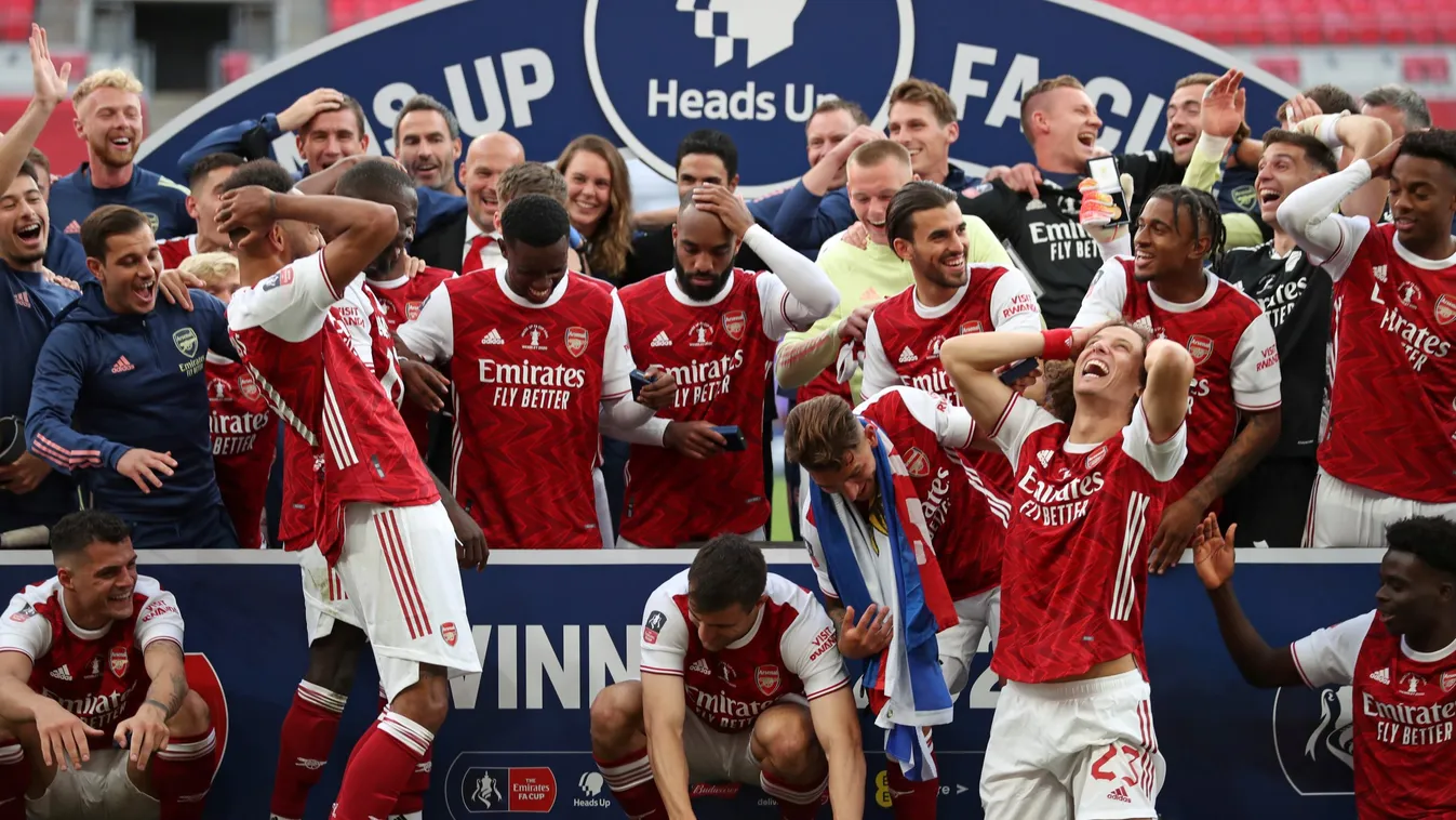 Hősből pancser: leejtette a rangos trófeát a kupadöntő hőse - Videó