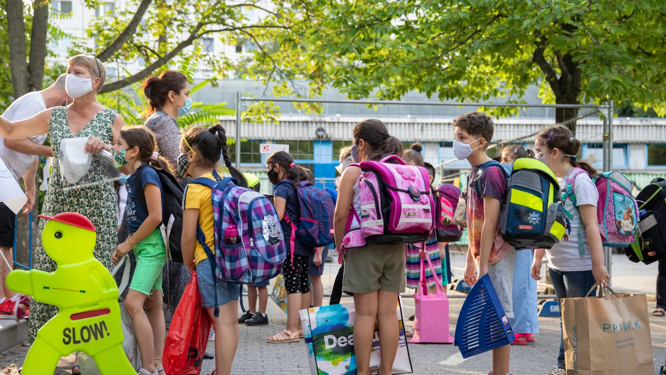 Így kaphatnak pénzt a szülők az iskolakezdéshez: több támogatás is van