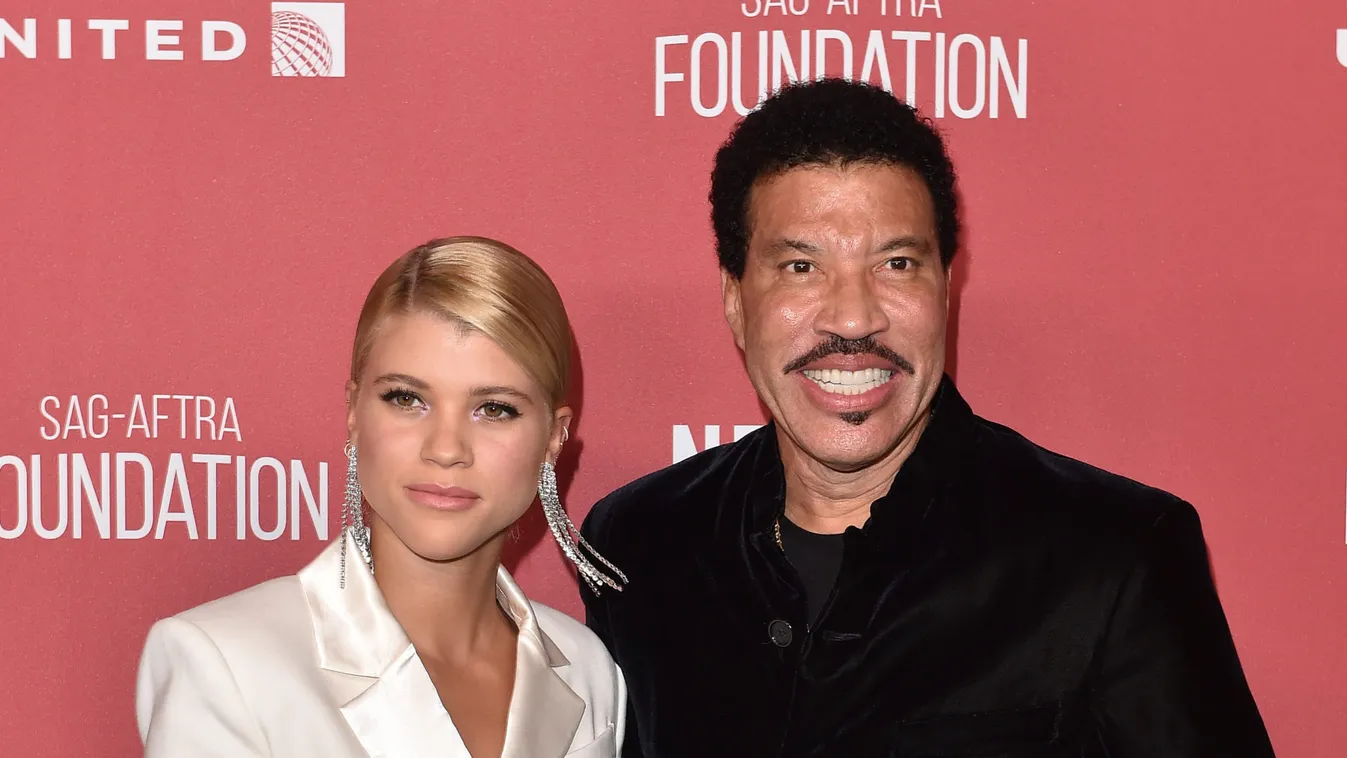 Lehet, hogy Lionel Richie hangja csodás, de a lánya bikinis teste még fantasztikusabb - Fotók