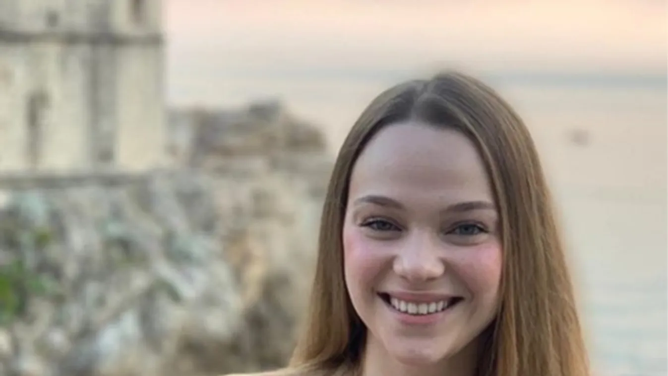 Átlátszó szoknyában riszálta a popóját a magyar sztáranyuka lánya