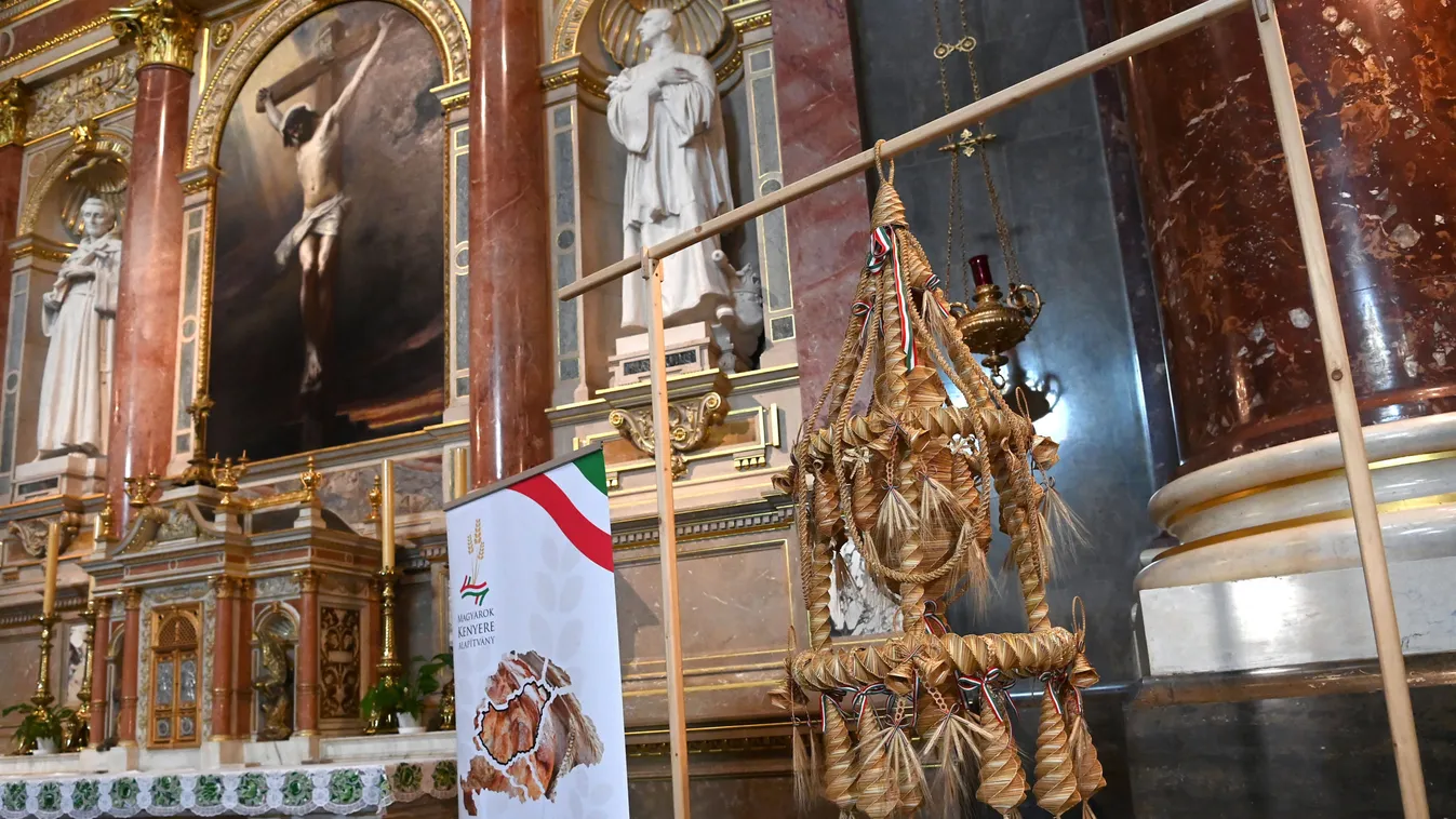 A Szent István Bazilikában kapott helyet a Kárpát-medence Aratókoszorúja