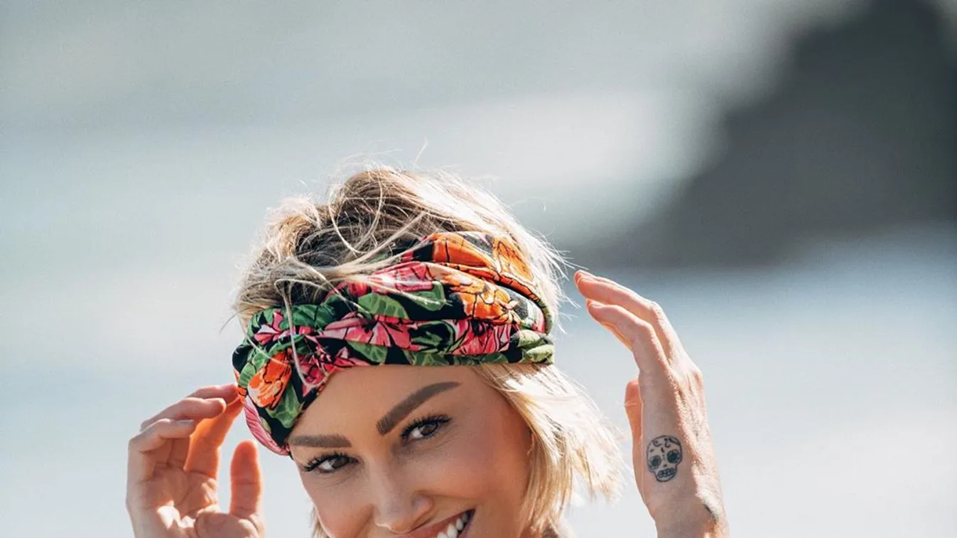 Csupasz popsi, az ágyban vonaglik a vadóc üzletasszony