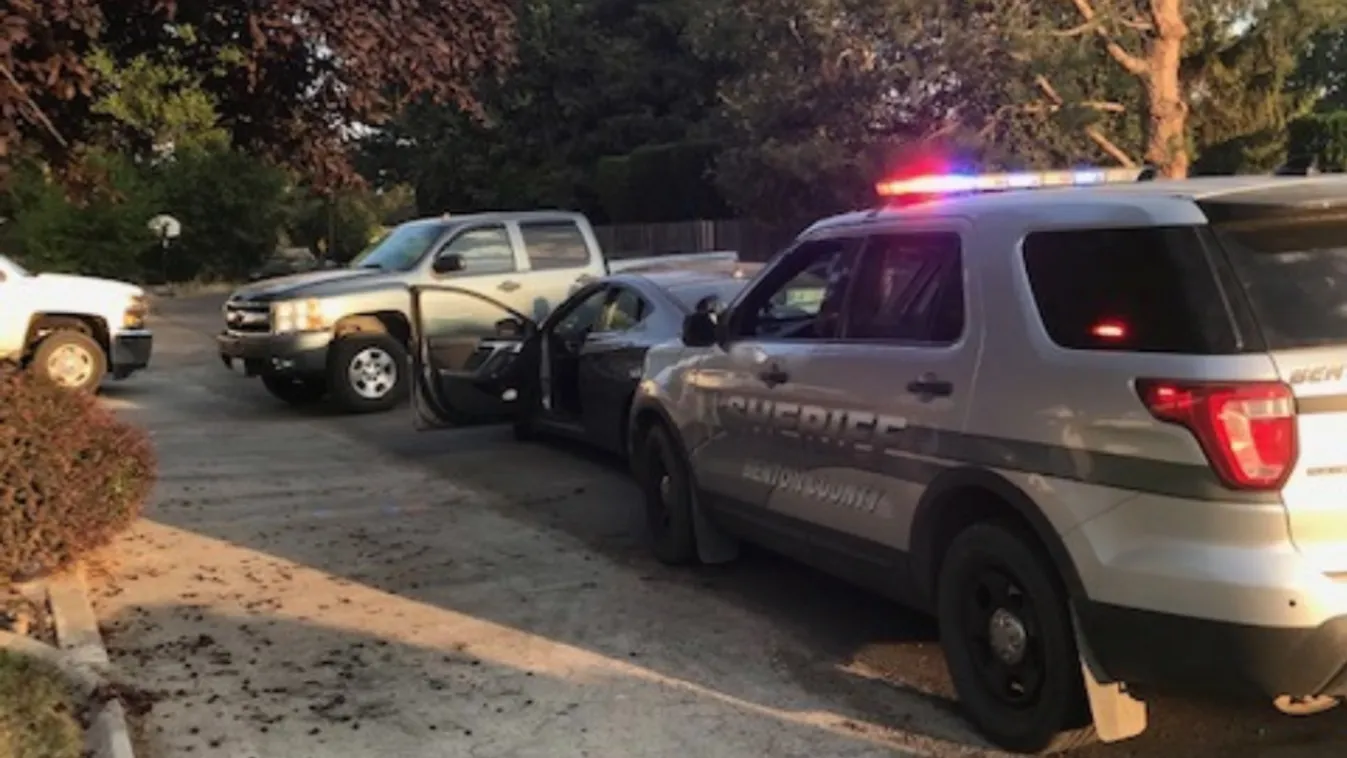 Döbbenet: meztelenül autókázó házaspár menekült a zsaruk elől