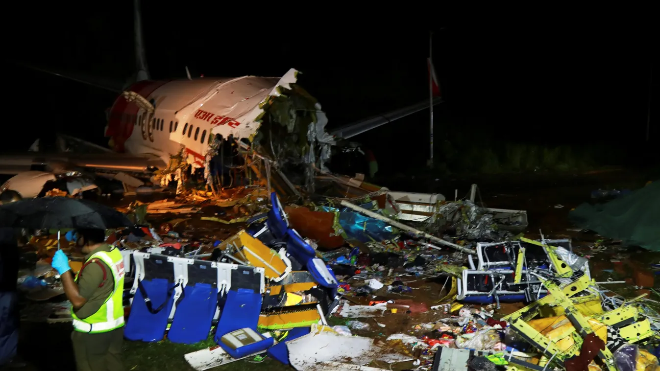 Sokkoló képek a kettétört repülőgépről: a romok közül húztak ki egy 3 éves kislányt