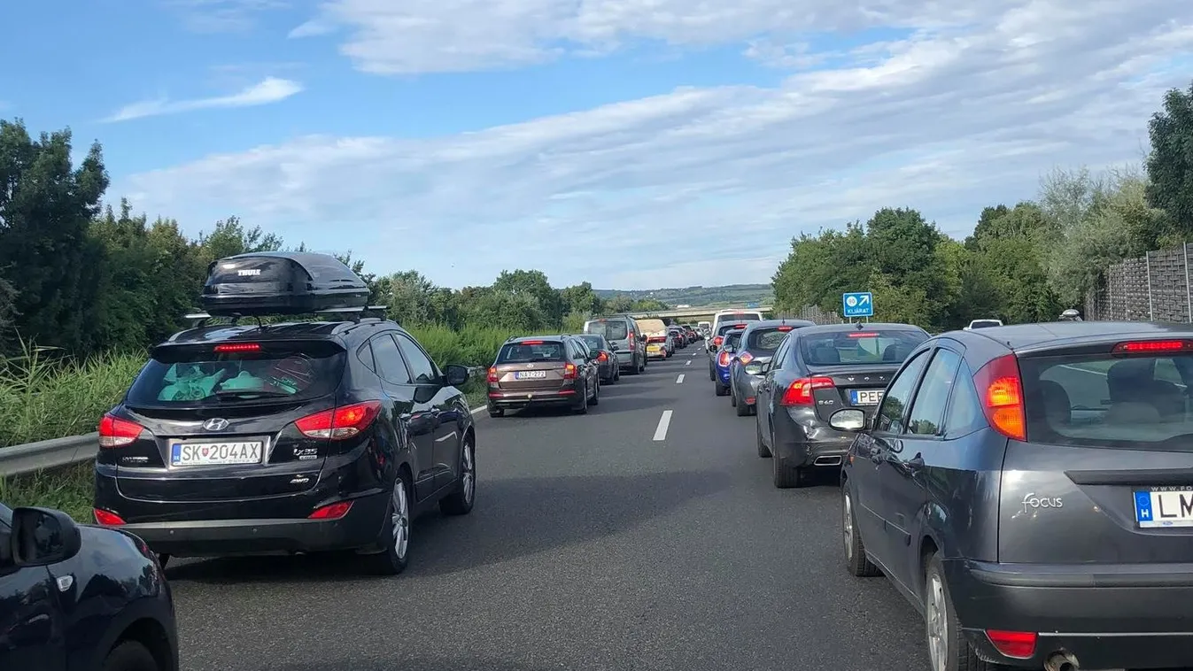 Hatalmas a torlódás az M7-es autópályán a főváros felé - fotó