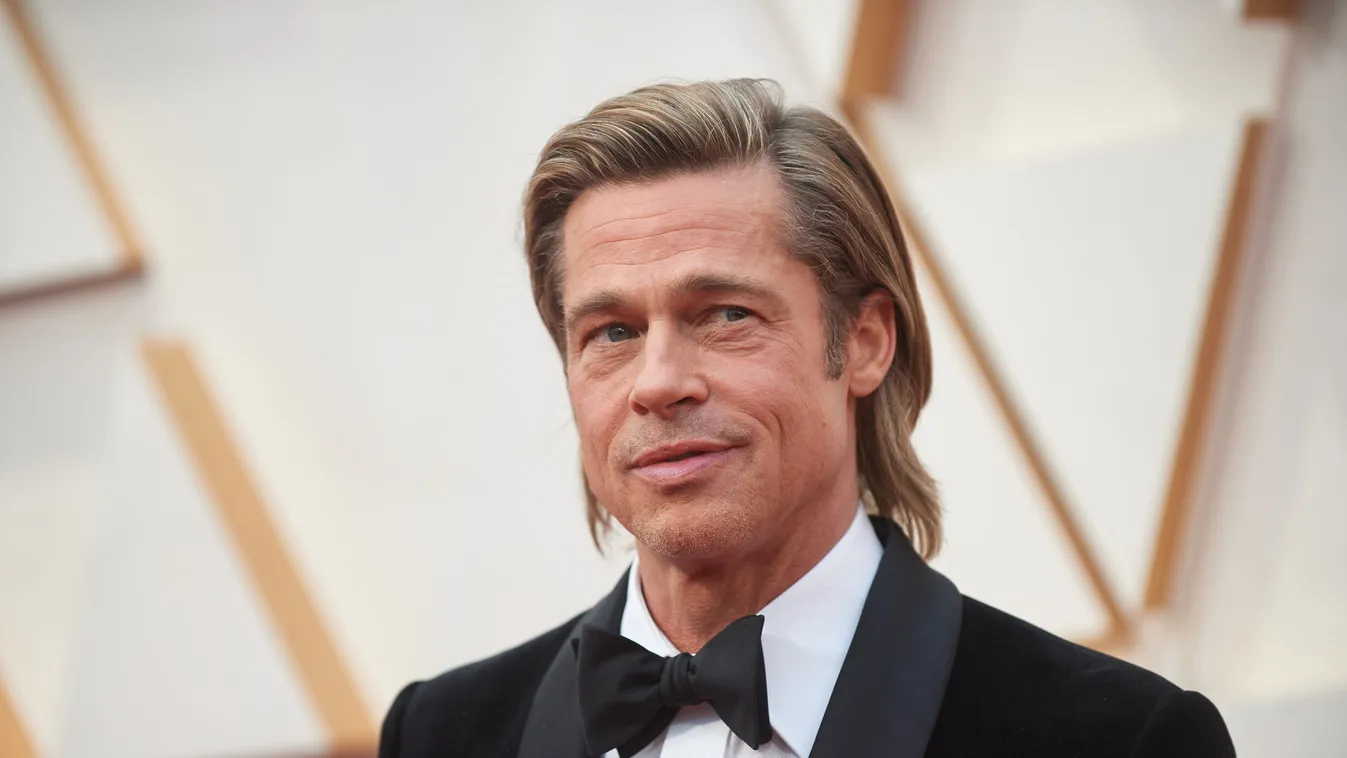 Ezzel a dögös modellel kavar most Brad Pitt, a reptéren csókolóztak - Fotók