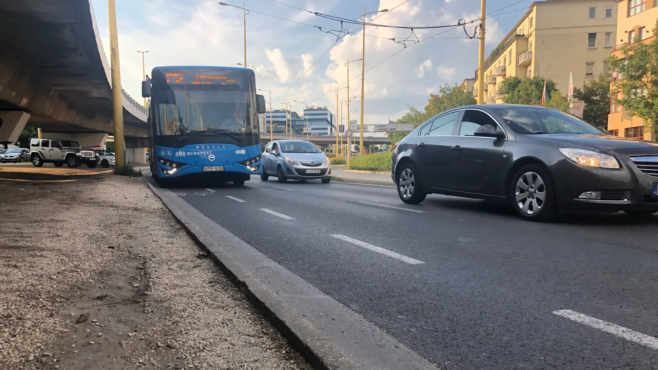 Karácsonyt a KRESZ sem érdekli, életveszélyesen keskenyek az új autósávok