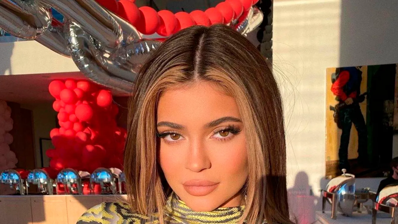 Kolosszális topless fotóval ünnepelt Kylie Jenner