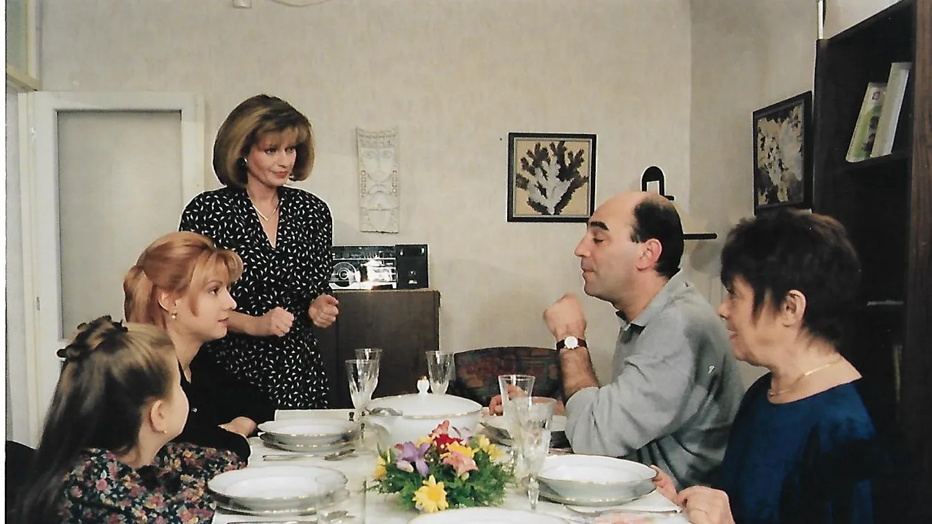 Párizsipörkölt, rakott burgonya, zöldbabfőzelék - neked feltűnt, hogy a Szomszédokban mindig ettek?