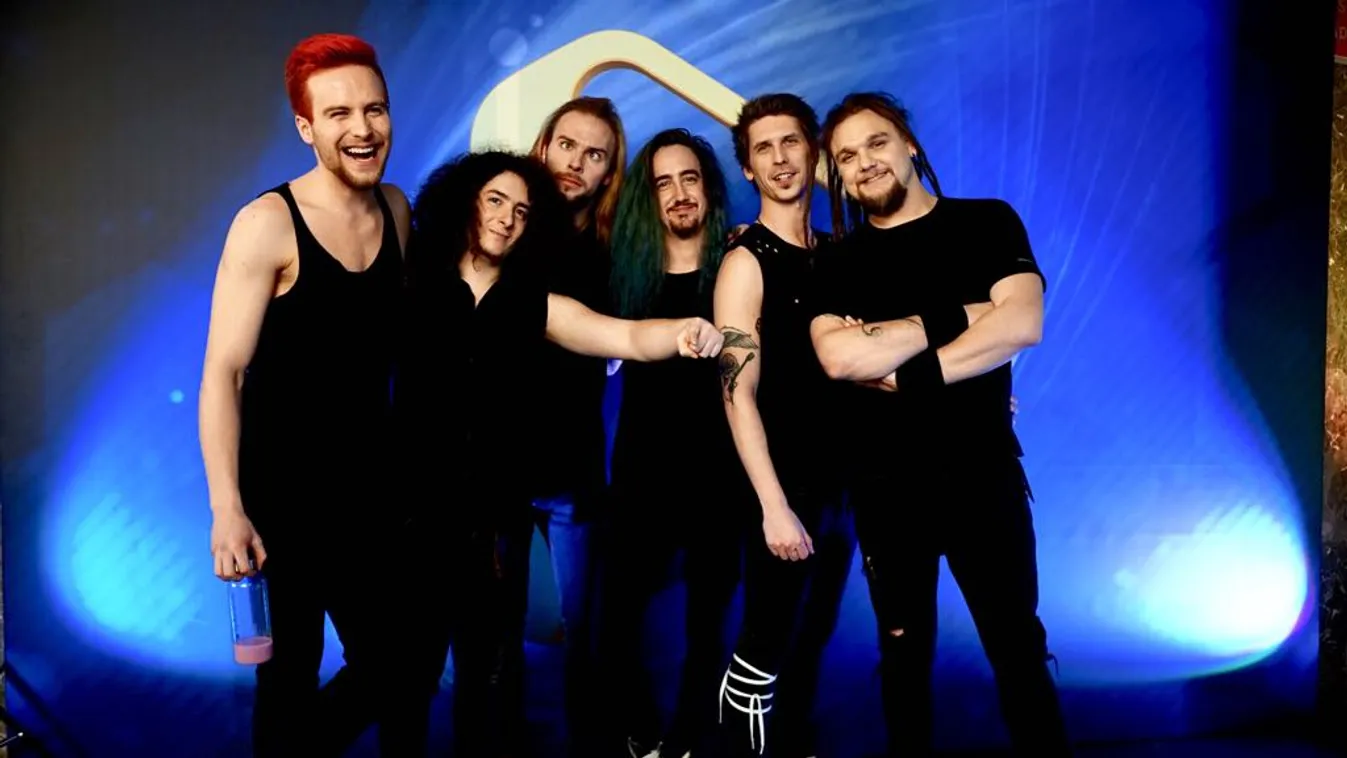 Különleges pillanat, édesapjával áll színpadra a magyar zenész